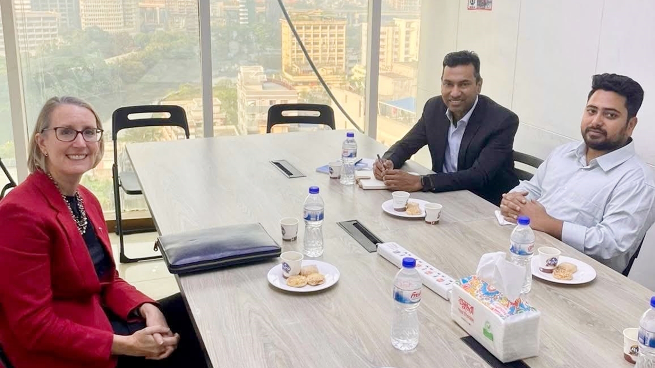 এনসিপি অফিসে ব্রিটিশ হাইক‌মিশনা‌র, নির্বাচন ইস্যুতে নাহিদের সঙ্গে বৈঠক