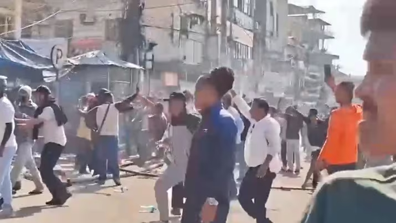 নেপালে ক্ষমতাচ্যুত প্রধানমন্ত্রীর সমর্থকদের সঙ্গে জেন-জির সংঘর্ষ