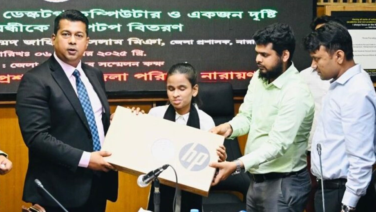 দৃষ্টিপ্রতিবন্ধী সালমার পাশে দাঁড়ালেন ডিসি, দিলেন ল্যাপটপ