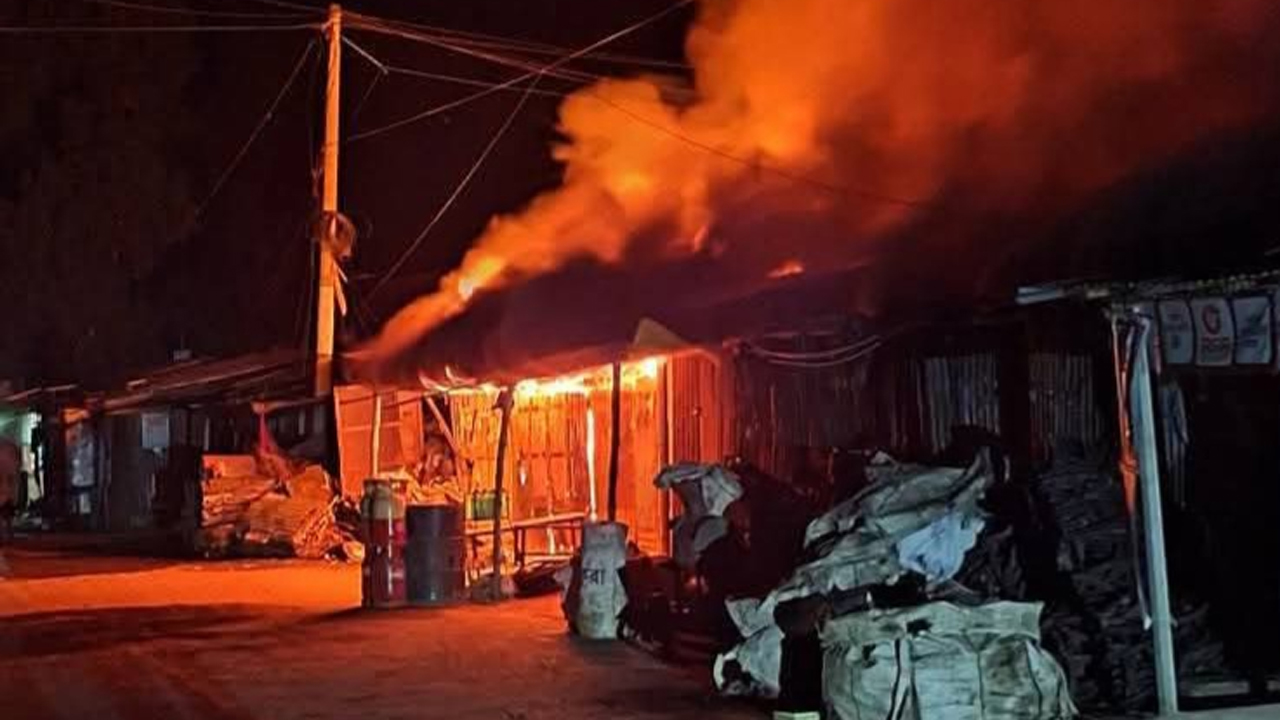 নওগাঁয় রেলওয়ে স্টেশনের দোকানে ভয়াবহ আগুন