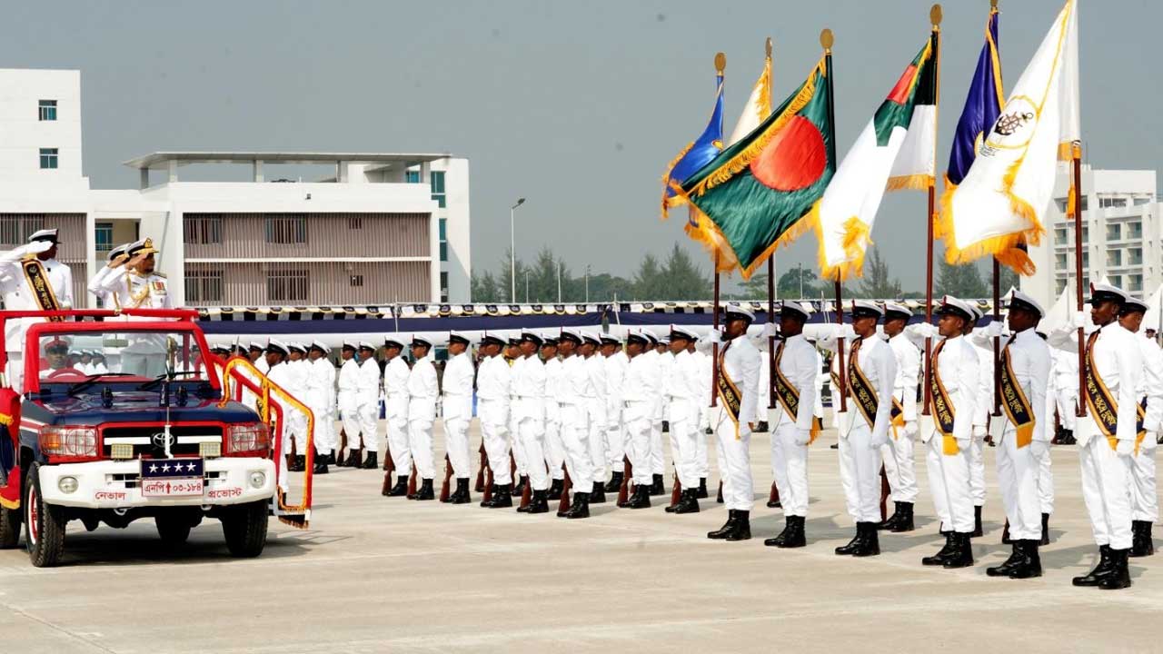 কঠোর সামরিক প্রশিক্ষণ শেষে ৪১৭ নাবিক নৌবাহিনীতে অন্তর্ভুক্ত