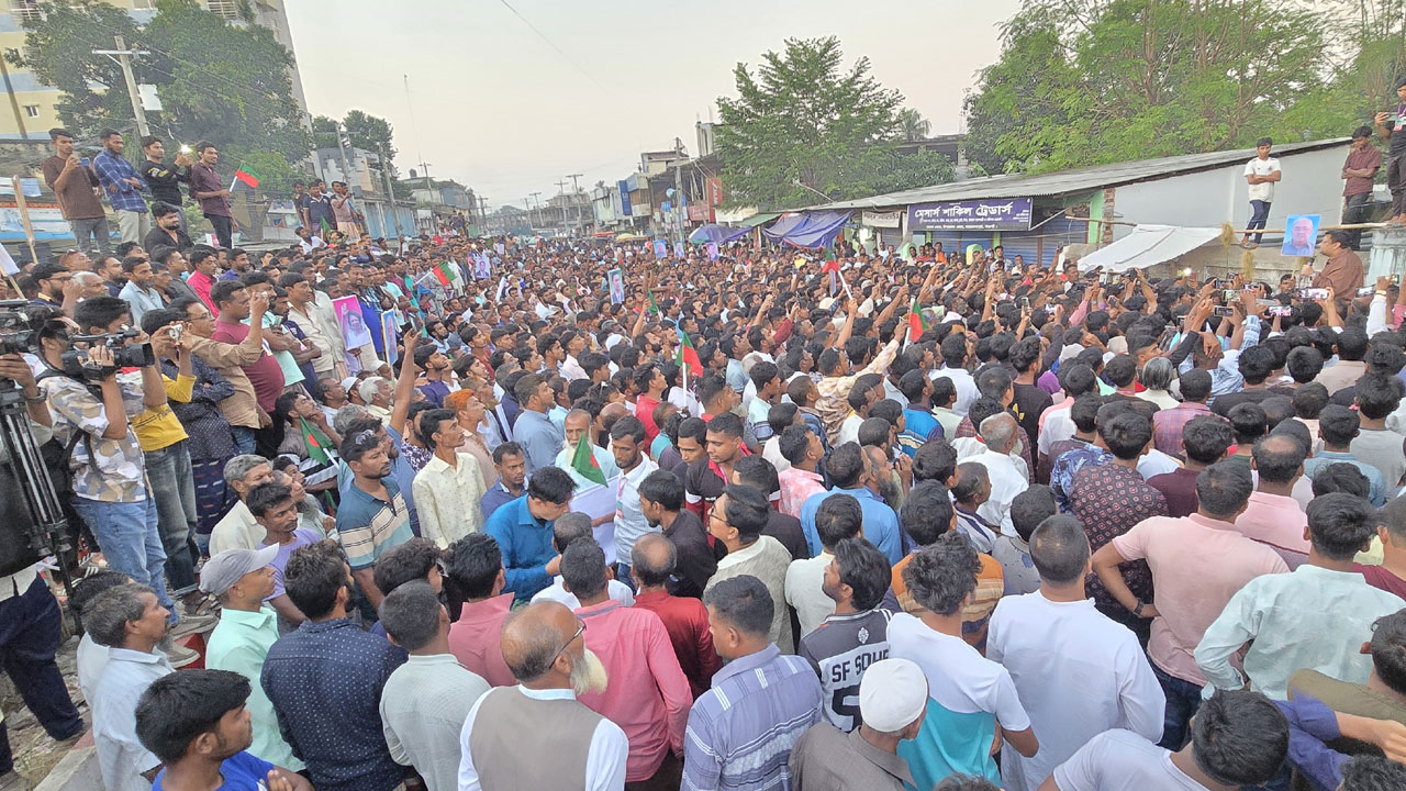 নওগাঁয় বিএনপির প্রার্থী পরিবর্তনের দাবিতে সড়ক অবরোধ করে বিক্ষোভ