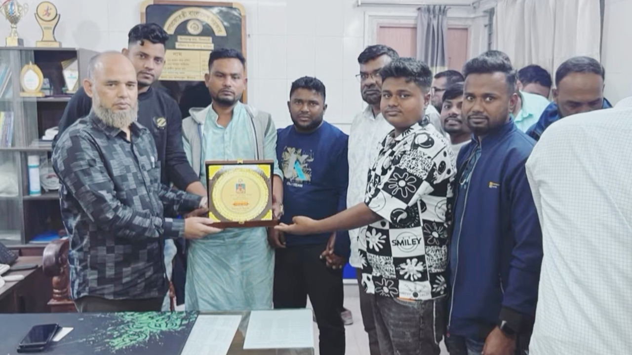 আসামিরা দিচ্ছেন ওসিকে বিদায় সংবর্ধনার ক্রেস্ট