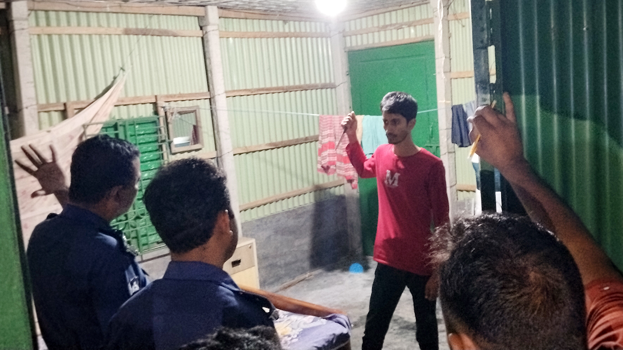 নামাজরত অবস্থায় বাবাকে কুপিয়ে হত্যা করল মাদকাসক্ত ছেলে