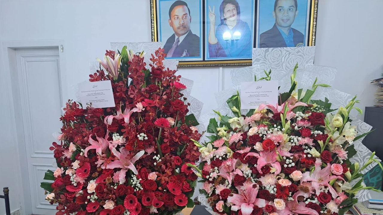 খালেদা জিয়ার সুস্থতা কামনা করে ফুল পাঠিয়েছেন পাকিস্তানের প্রধানমন্ত্রী