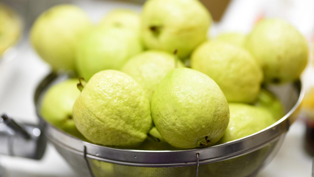 এই সময়ে পেয়ারা খাবেন যে ৫ কারণে