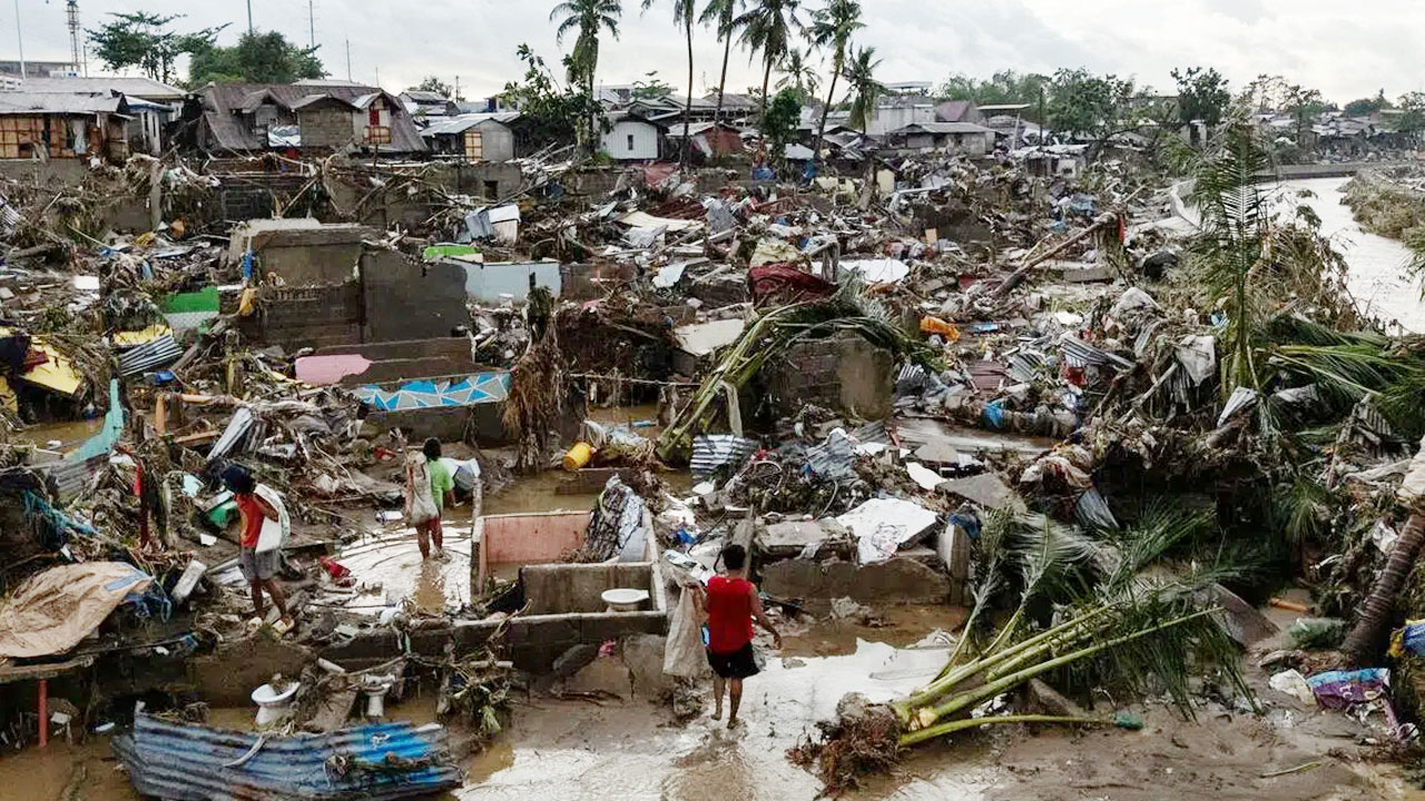 টাইফুন কালমেগি : ফিলিপাইনে নিহত বেড়ে ১০০, নিখোঁজ ২৬