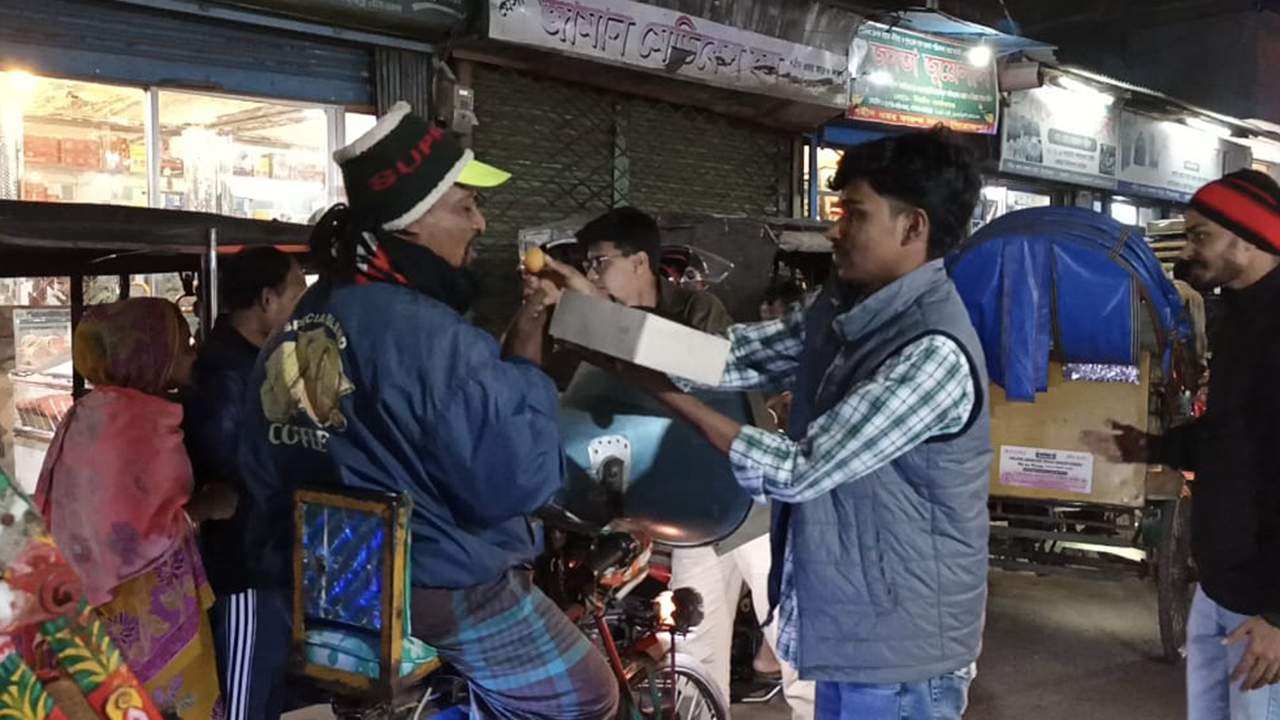 পিরোজপুরে মিষ্টি বিতরণ ও জুলাই শহীদ স্মৃতিস্তম্ভে মোমবাতি প্রজ্জ্বলন