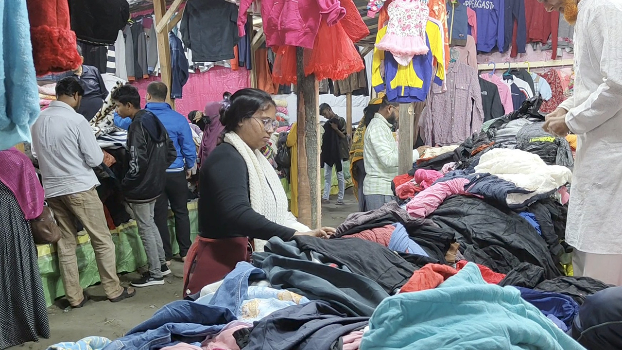 পিরোজপুরে জমে উঠেছে পুরাতন শীতবস্ত্রের বাজার