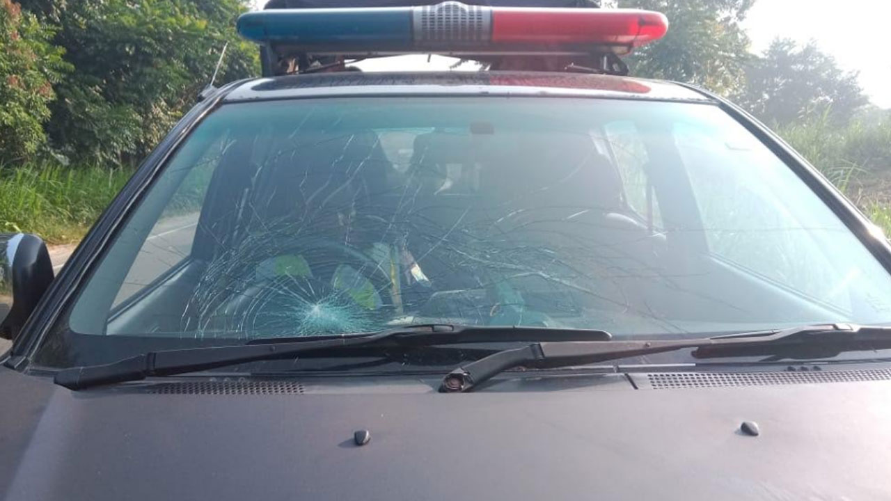 দুষ্কৃতকারীদের ছোড়া হাতবোমায় ক্ষতিগ্রস্ত পুলিশের গাড়ি, আটক ৩