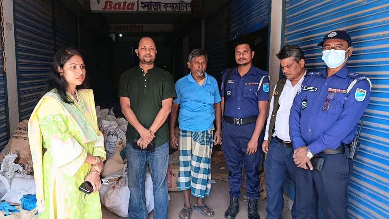 নিষিদ্ধ পলিথিন বিক্রি করায় ব্যবসায়ীকে ৭০ হাজার টাকা জরিমানা