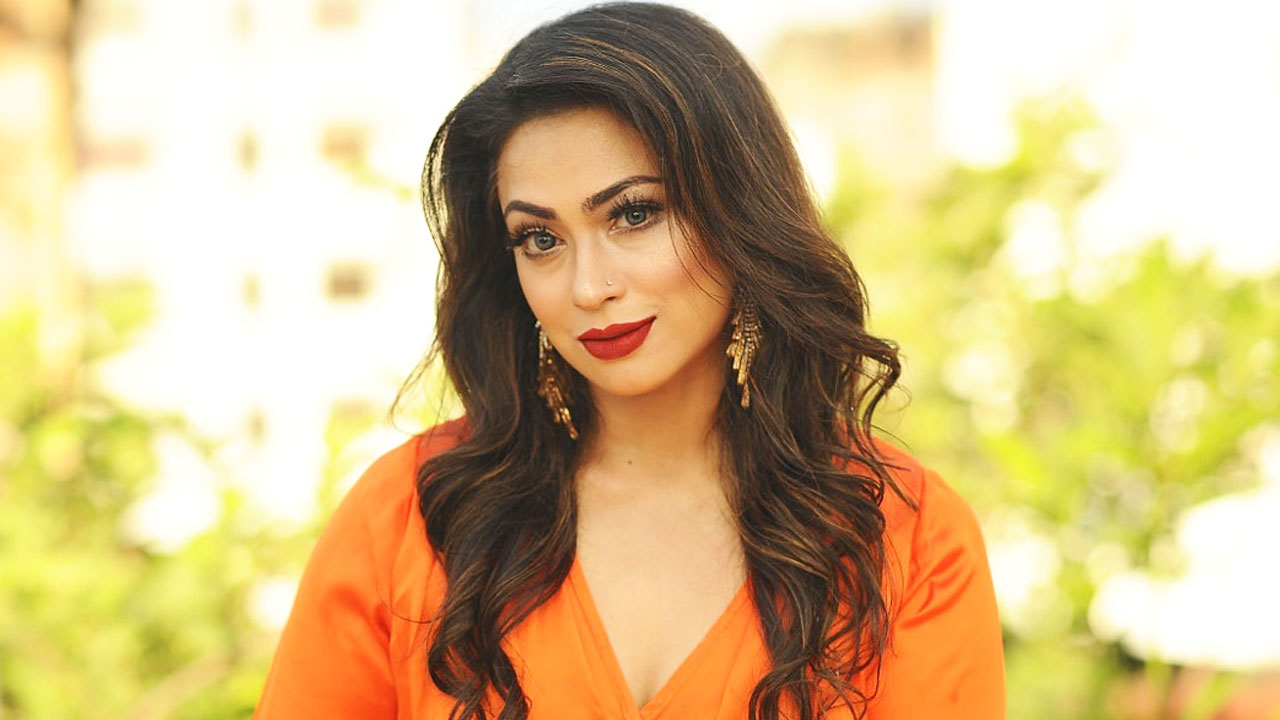 চিত্রনায়িকা পপিকে আইনি নোটিশ