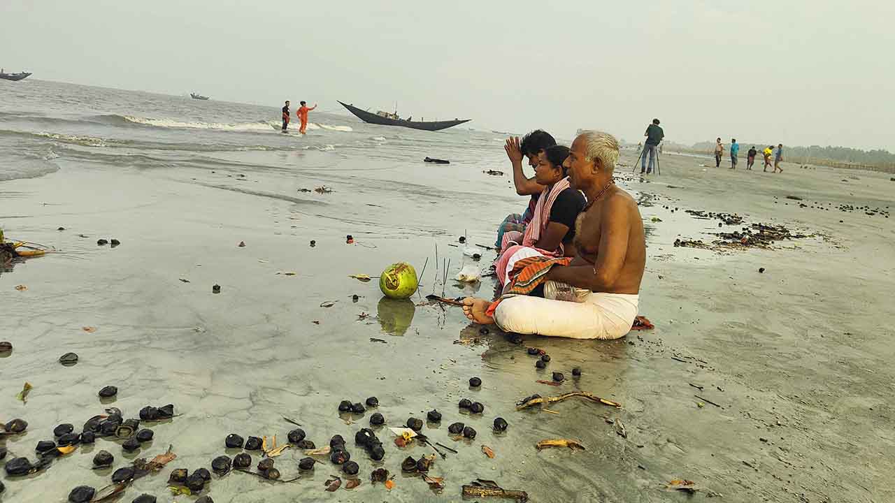 পূন্য স্নানের মধ্য দিয়ে শেষ হল সুন্দরবনের রাস পূজা