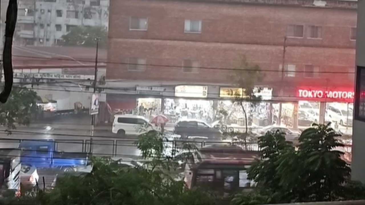 ঢাকায় ৬ ঘণ্টায় ৩২ মিলিমিটার বৃষ্টি, রাতে কমতে পারে তাপমাত্রা