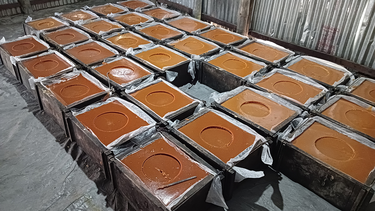 আটা-চিনি-কাপড়ের রঙ দিয়ে তৈরি হচ্ছে খেজুরের গুড়!