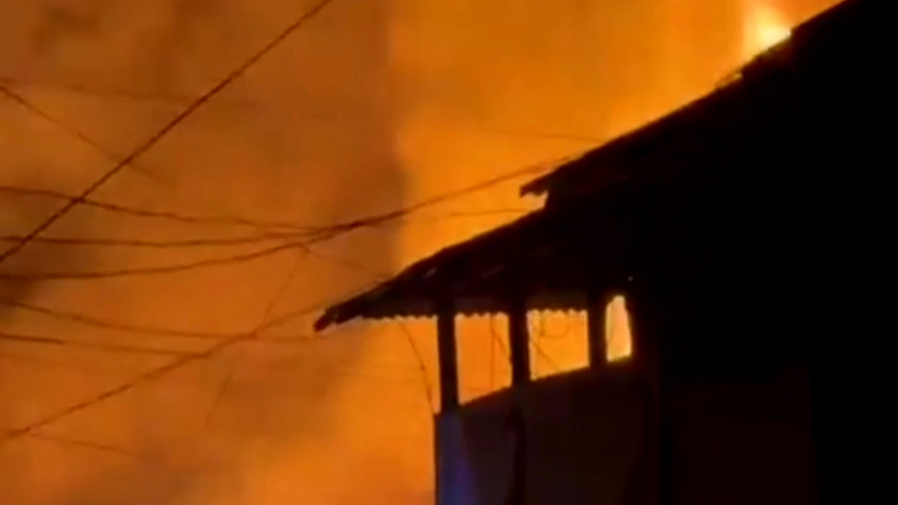 রামগতিতে ১৫ দোকান আগুনে পুড়ে ছাই