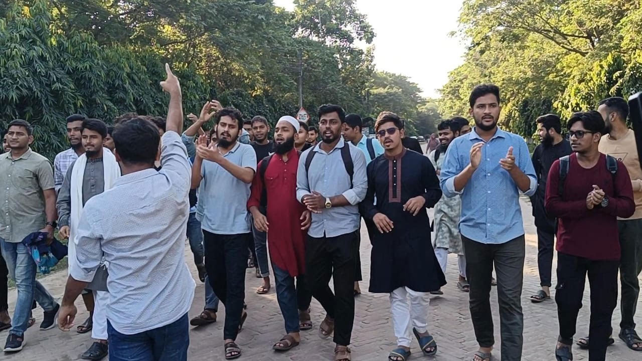 শহীদ আবু সাঈদের বিশ্ববিদ্যালয়ে আনন্দ মিছিল ও মিষ্টি বিতরণ