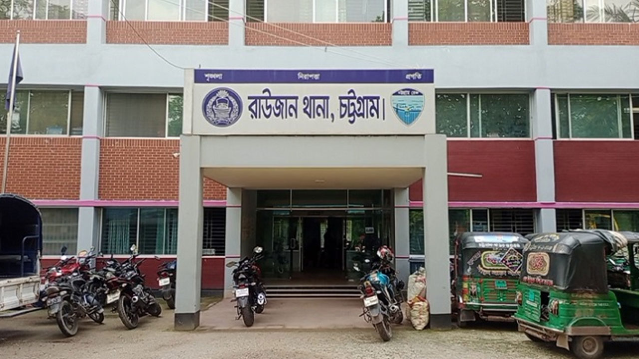 রাউজানে পুকুর সেচ দিয়ে উদ্ধার করা হলো বিদেশি পিস্তল