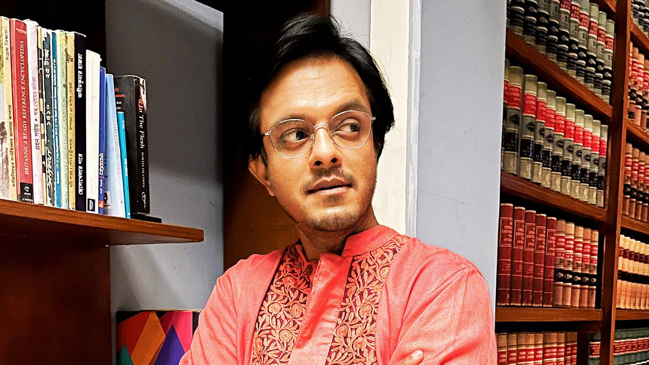 শাড়ি বিতর্কে সমালোচনার মুখে ক্ষমা চাইলেন ঋজু