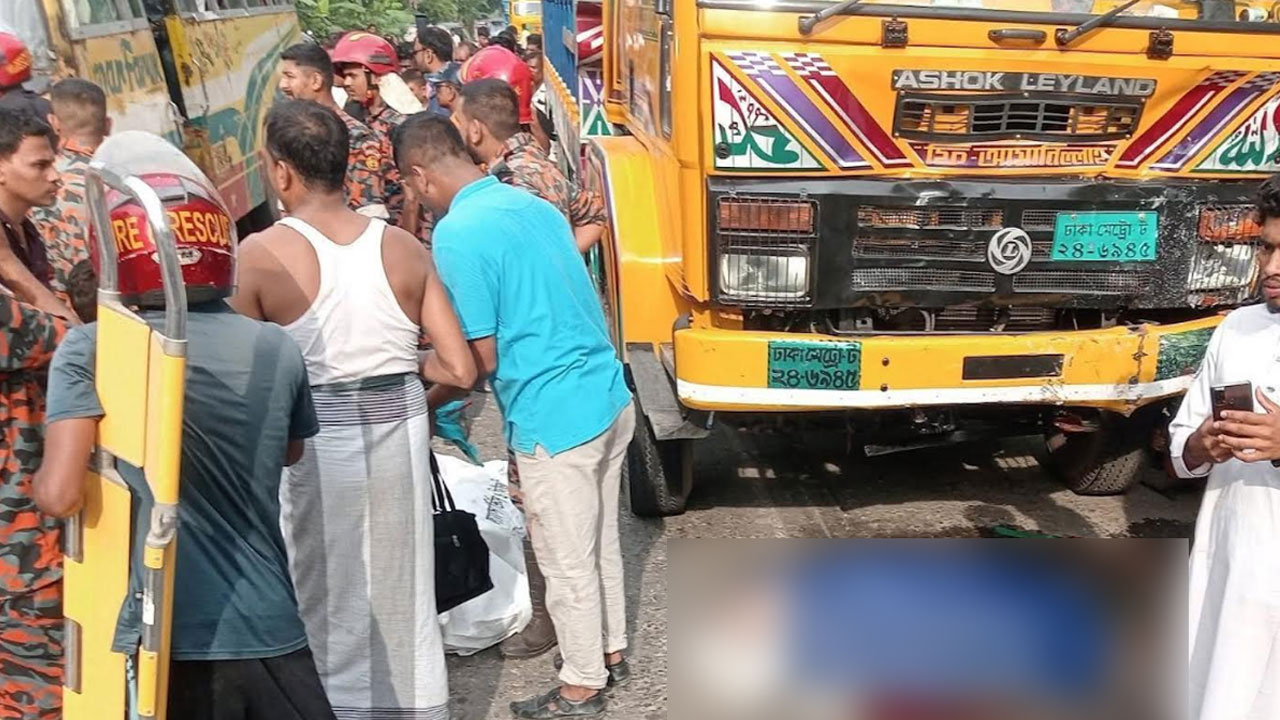 পরীক্ষা শেষে বাড়ি ফেরা হলো না ২ শিক্ষার্থীর, সড়কে পড়ে আছে অ্যাডমিট কার্ড