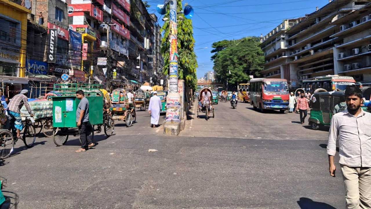 চট্টগ্রামে সড়কে যানবাহনের উপস্থিতি কম