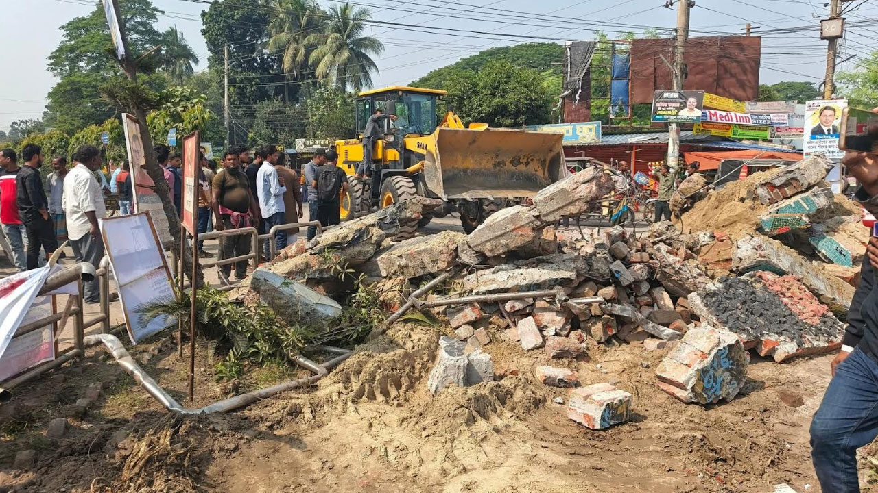 শেখ মুজিবের ‘এক তর্জনি’ স্তম্ভ গুঁড়িয়ে দিল ছাত্র-জনতা