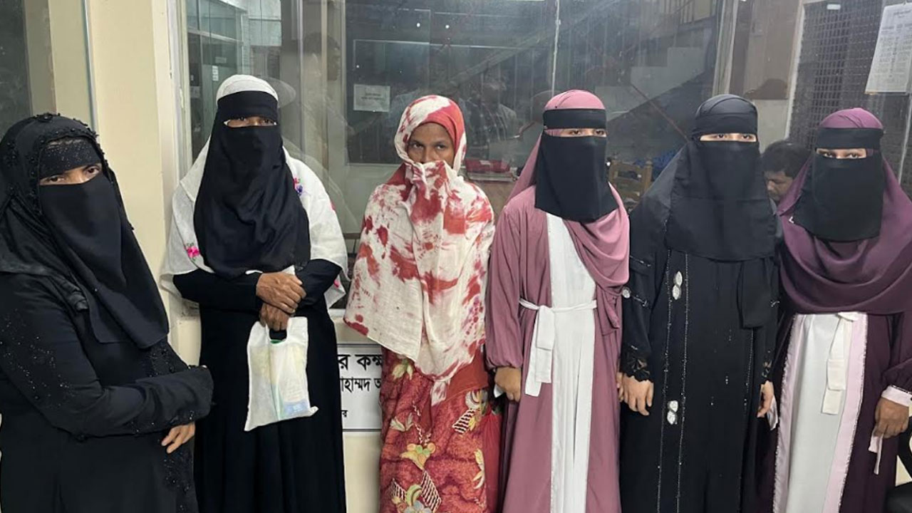 অবৈধভাবে ক্যাম্পের বাইরে বাস করা ১৮ রোহিঙ্গা আটক