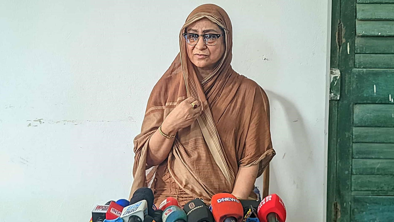 মনোনয়ন না পেয়ে বিএনপির প্রার্থীকে ‘চাঁদাবাজ’ বললেন রিটা রহমান