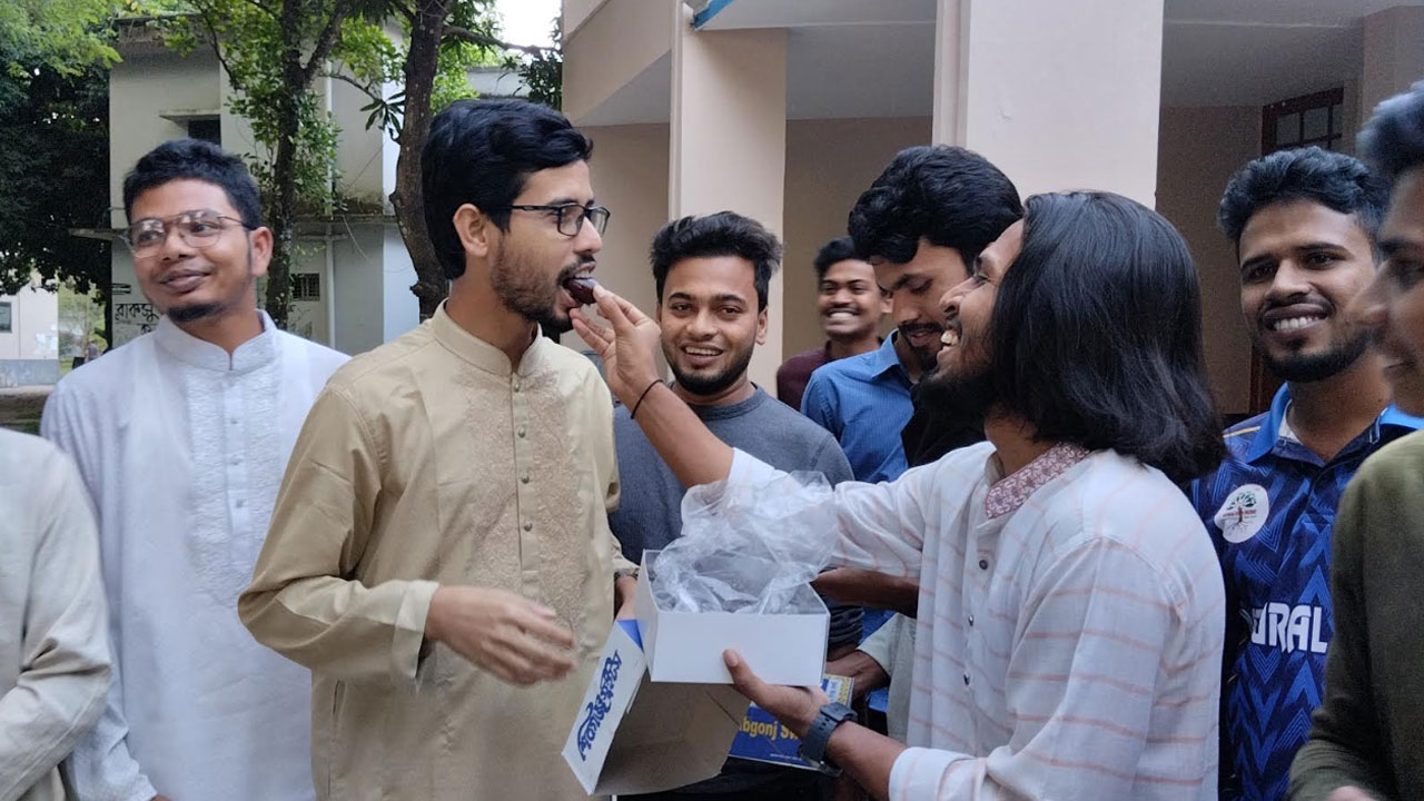 শেখ হাসিনার মৃত্যুদণ্ডের রায়ে রাবিতে উল্লাস, মিষ্টি বিতরণ