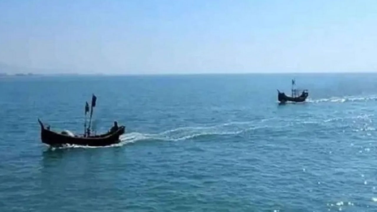 দুই ট্রলারসহ ১২ জেলেকে ধরে নিয়ে গেছে আরকান আর্মি