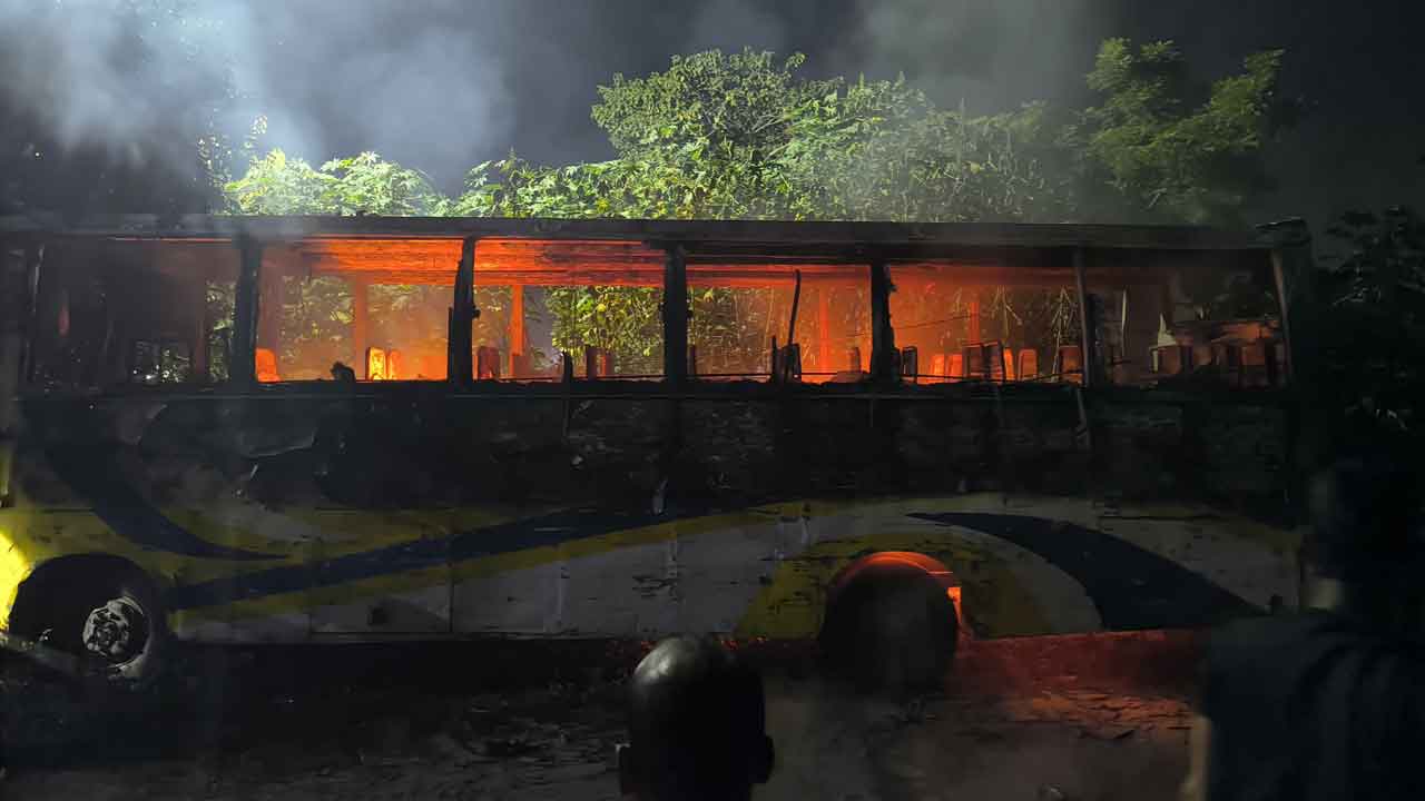 সাভারে ফের পার্কিং করা বাসে আগুন দিয়েছে দুর্বৃত্তরা