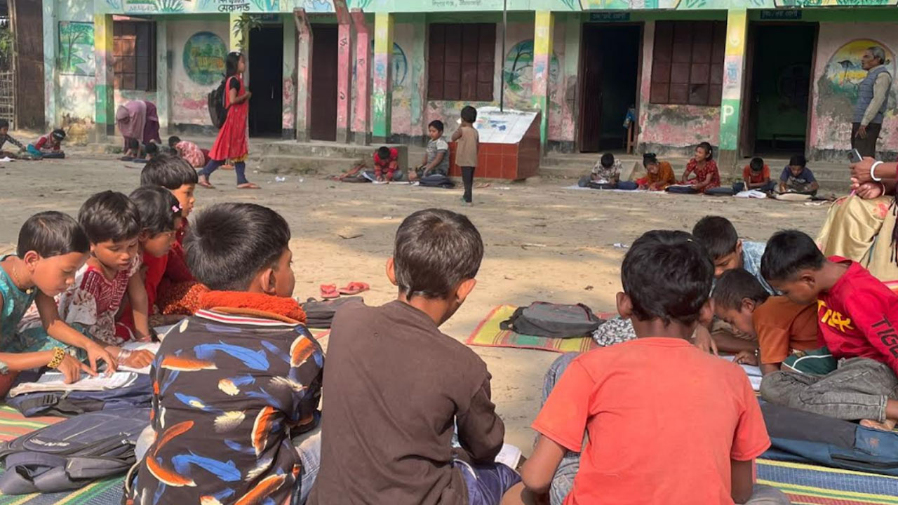 পরিত্যক্ত বিদ্যালয় ভবন, দেড় বছর ধরে খোলা আকাশের নিচে পাঠদান 