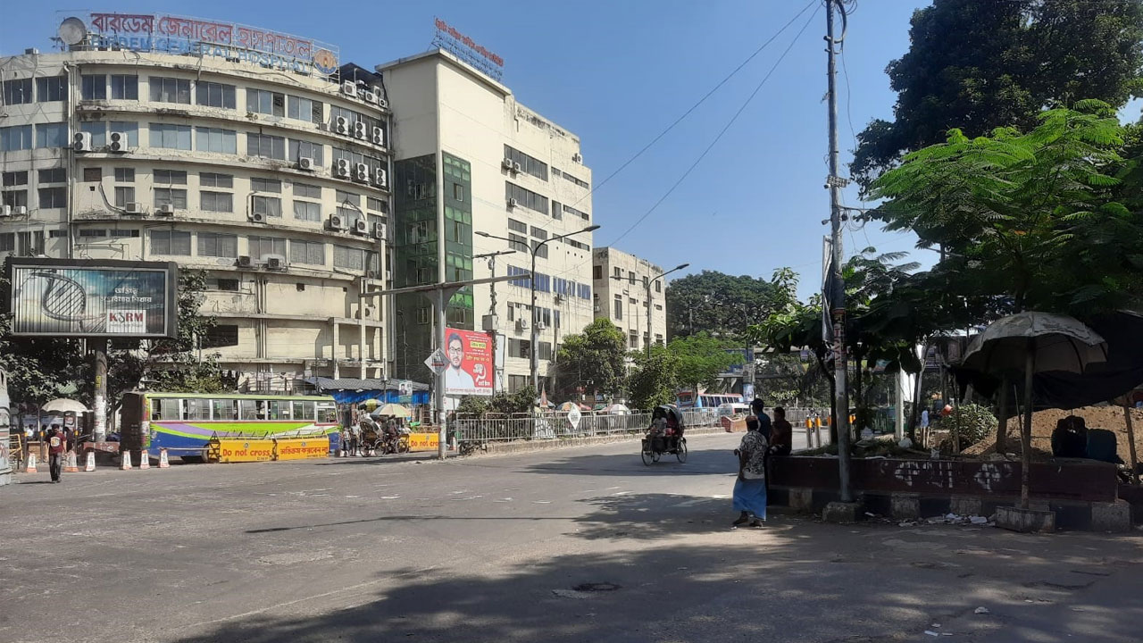 ঢাকার রাস্তায় বাস কম, যাত্রীও কম