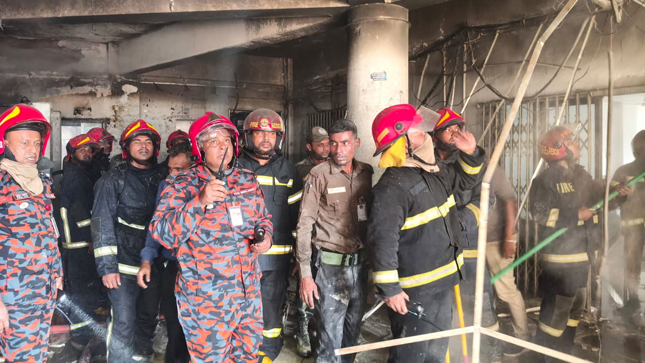 শাহবাগে বিএমইউয়ে আগুন, ফায়ার সার্ভিসের চেষ্টায় নিয়ন্ত্রণে