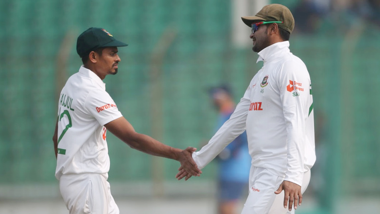 উইকেট শিকারে শীর্ষে ওঠা তাইজুলের কাছে যে প্রত্যাশা সাকিবের