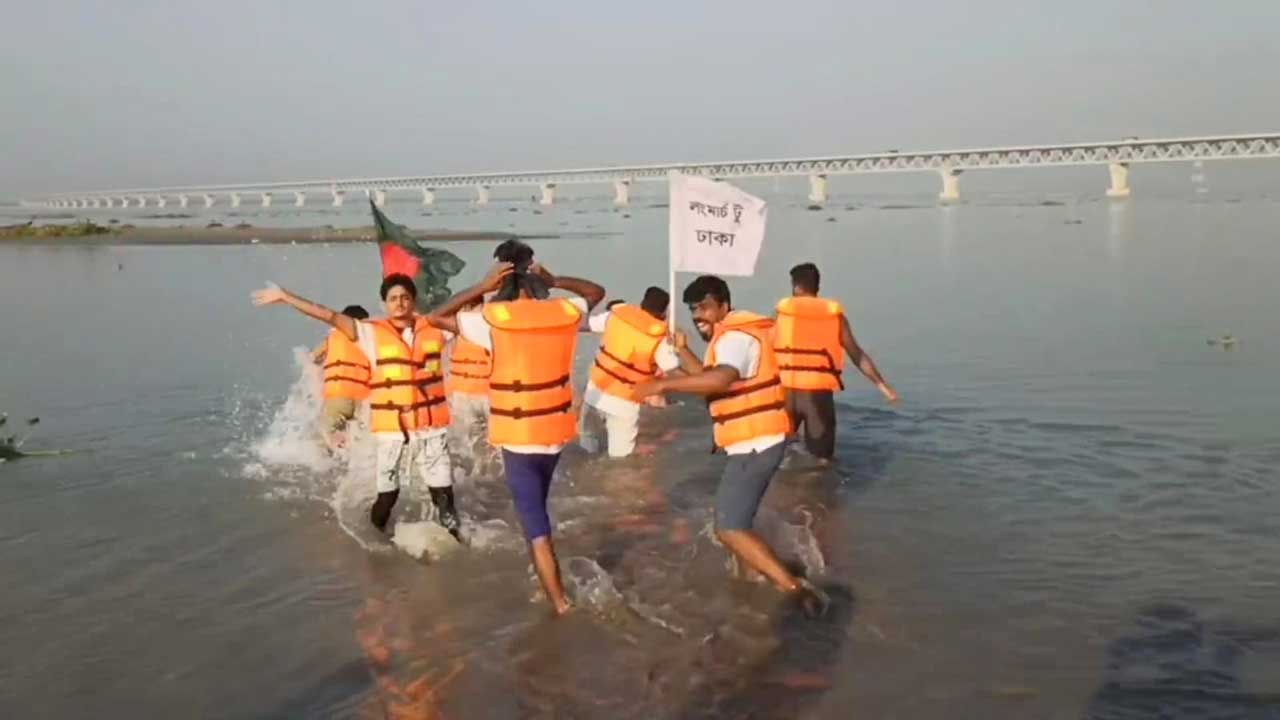 সেতুতে উঠতে না দেওয়ায় পদ্মা নদী সাঁতরে পার হতে গিয়ে ২ জন হাসপাতালে