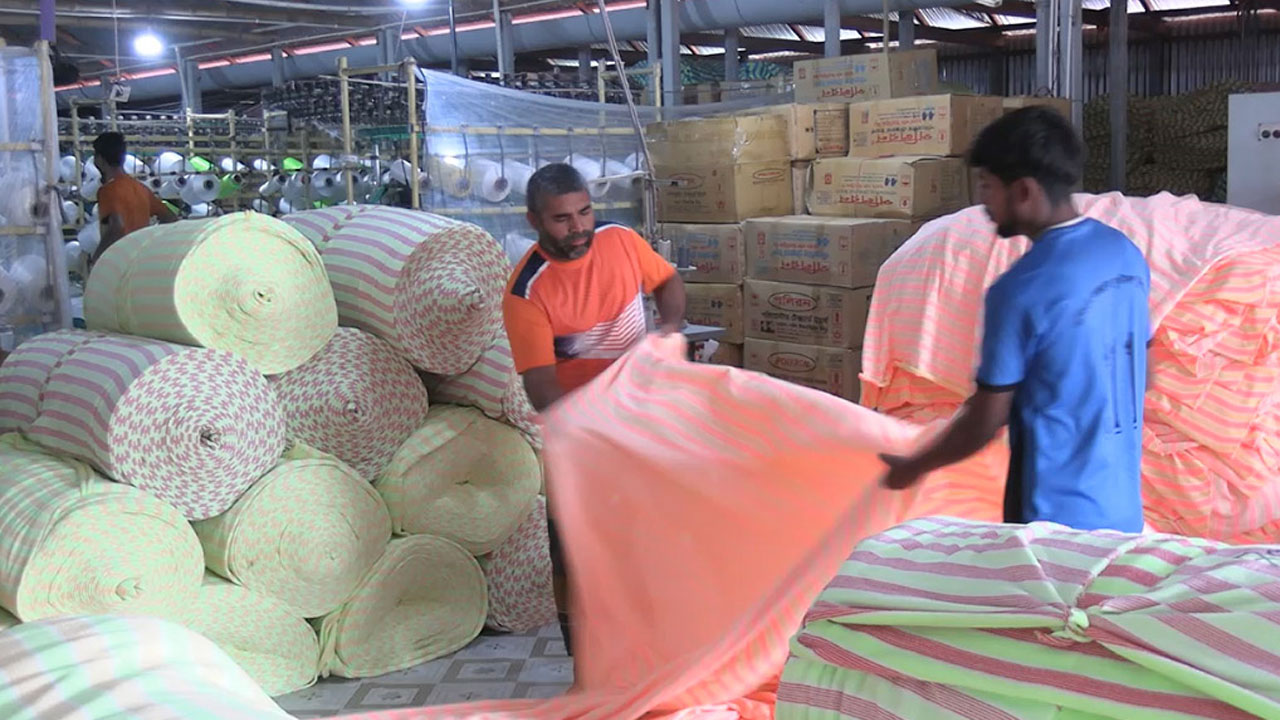 সিরাজগঞ্জে ৮ টাকায় মেলে শীতের কাপড়, কম্বল ৭৫