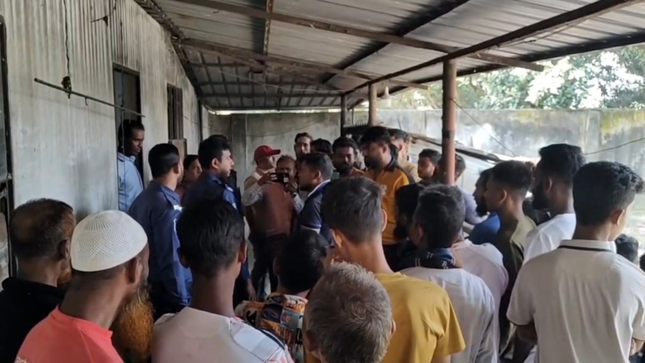 গৃহবধূকে কুপিয়ে হত্যা, স্বামী আটক