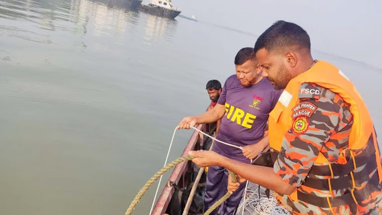 মেঘনা নদীতে সিমেন্টবাহী ট্রলার ডুবি, দুই যুবক নিখোঁজ