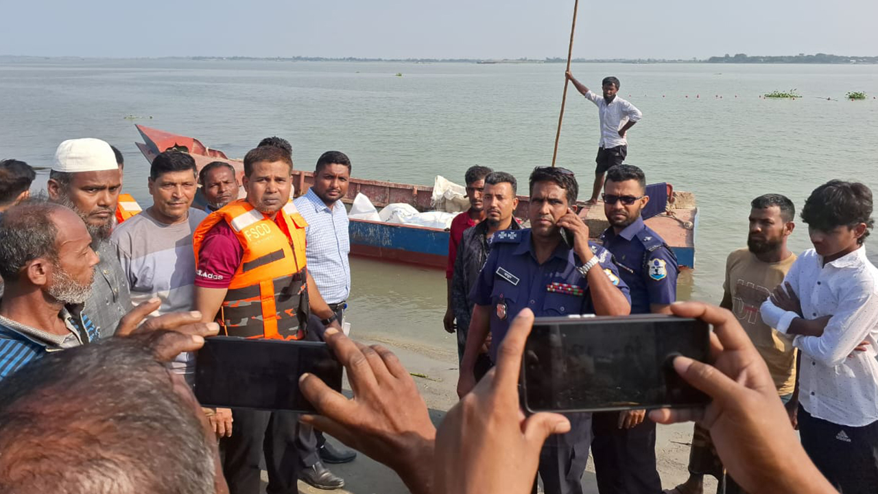মেঘনায় সিমেন্টবাহী ট্রলার ডুবি, নিখোঁজ দুই শ্রমিকের মরদেহ উদ্ধার