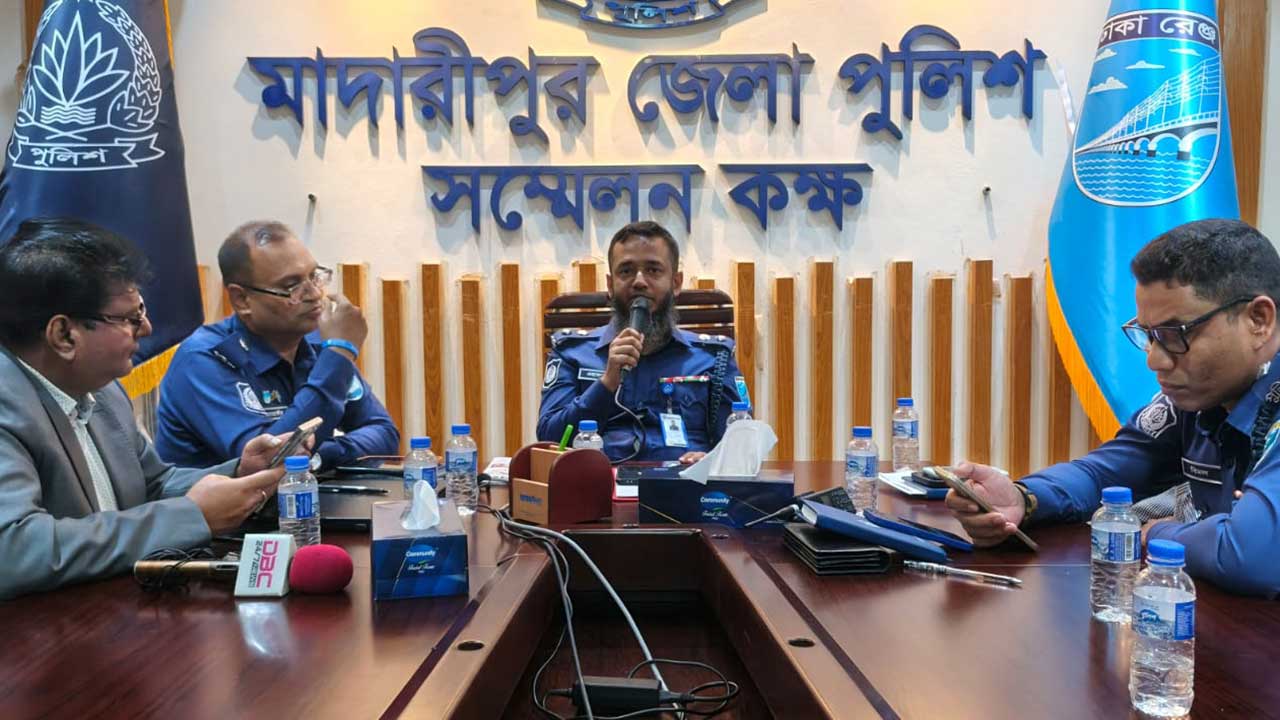 সুবিধা অসুবিধা বুকে ধারণ করেই কাজ করতে হবে : মাদারীপুরের পুলিশ সুপার