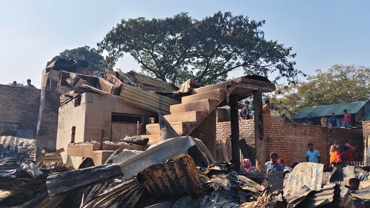 আগুনে ভস্মীভূত ঘর, দাঁড়িয়ে আছে শুধু সিঁড়িটি