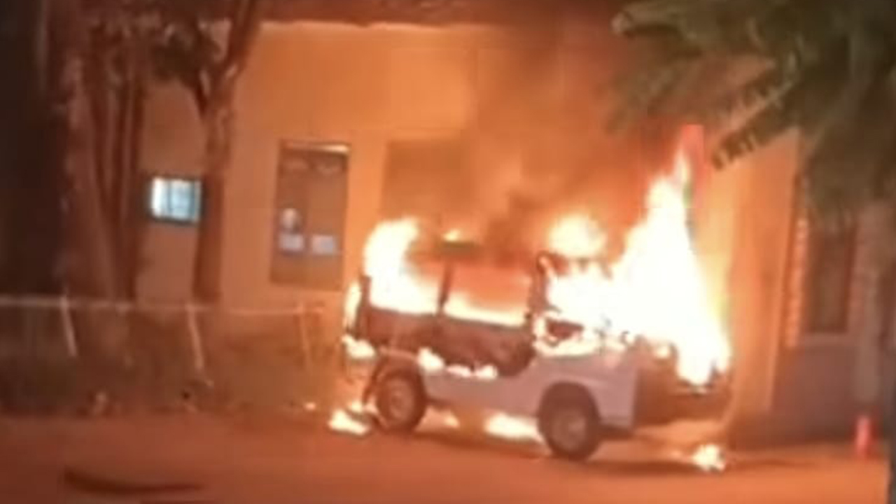 হাসপাতালের ভেতরে দুর্বৃত্তদের আগুনে পুড়ল অ্যাম্বুলেন্স