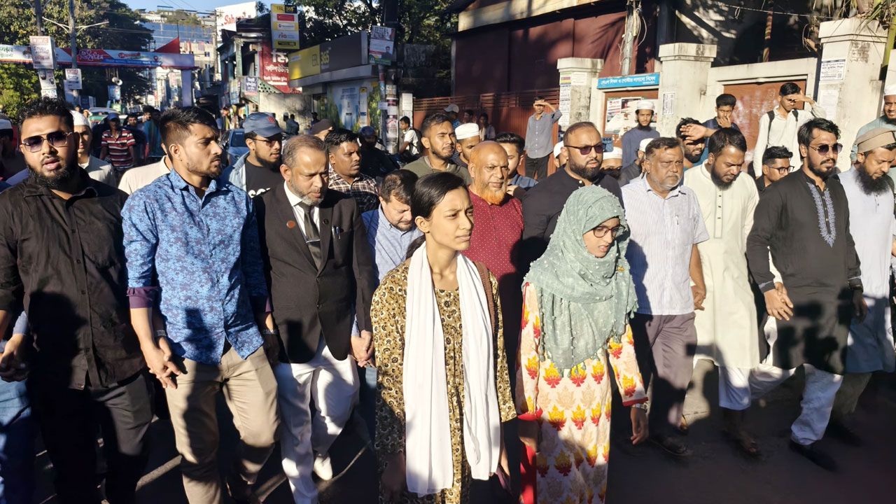 সিলেটে এনসিপির আনন্দ মিছিল, মিষ্টি বিতরণ