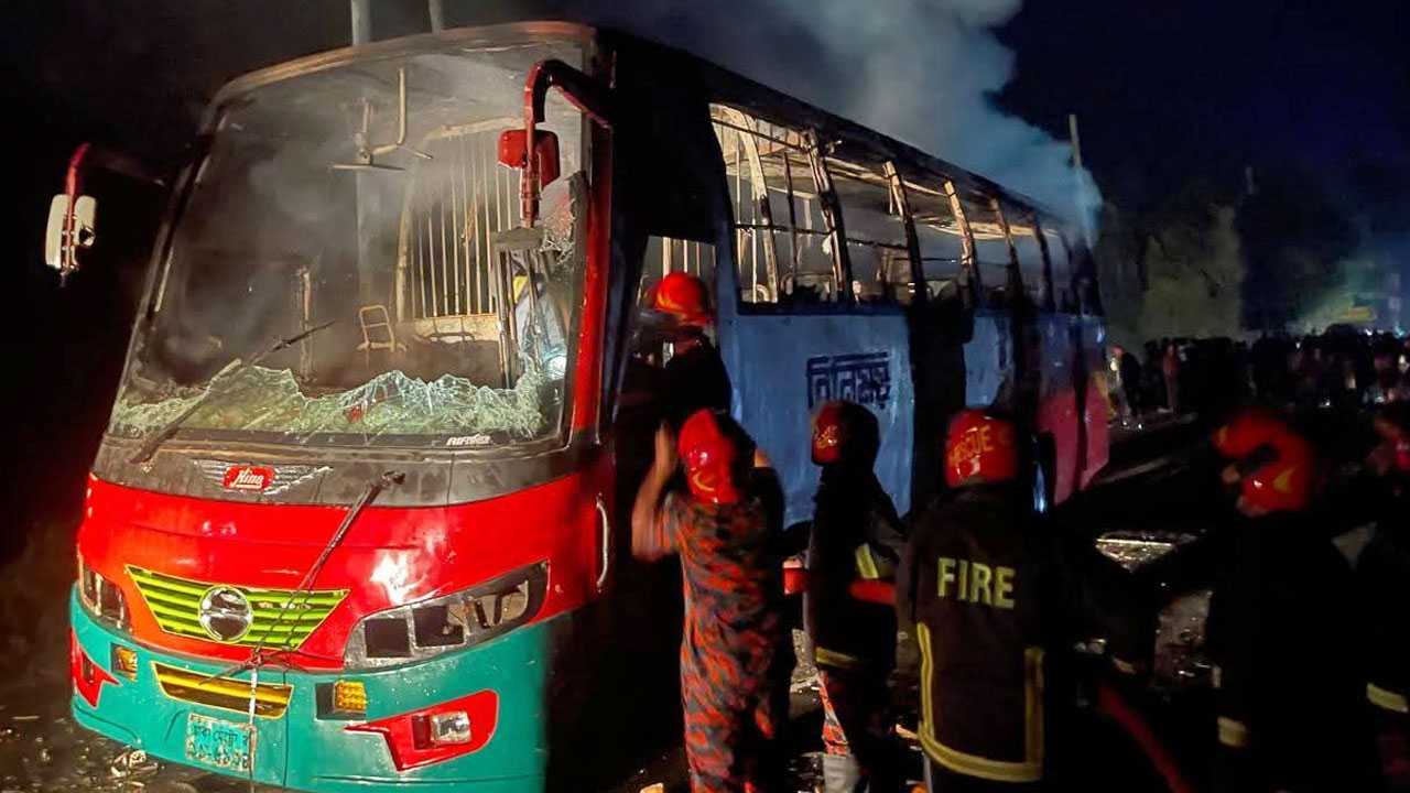 বাসচাপায় মোটরসাইকেল চালক নিহত, বাসে আগুন দিল জনতা