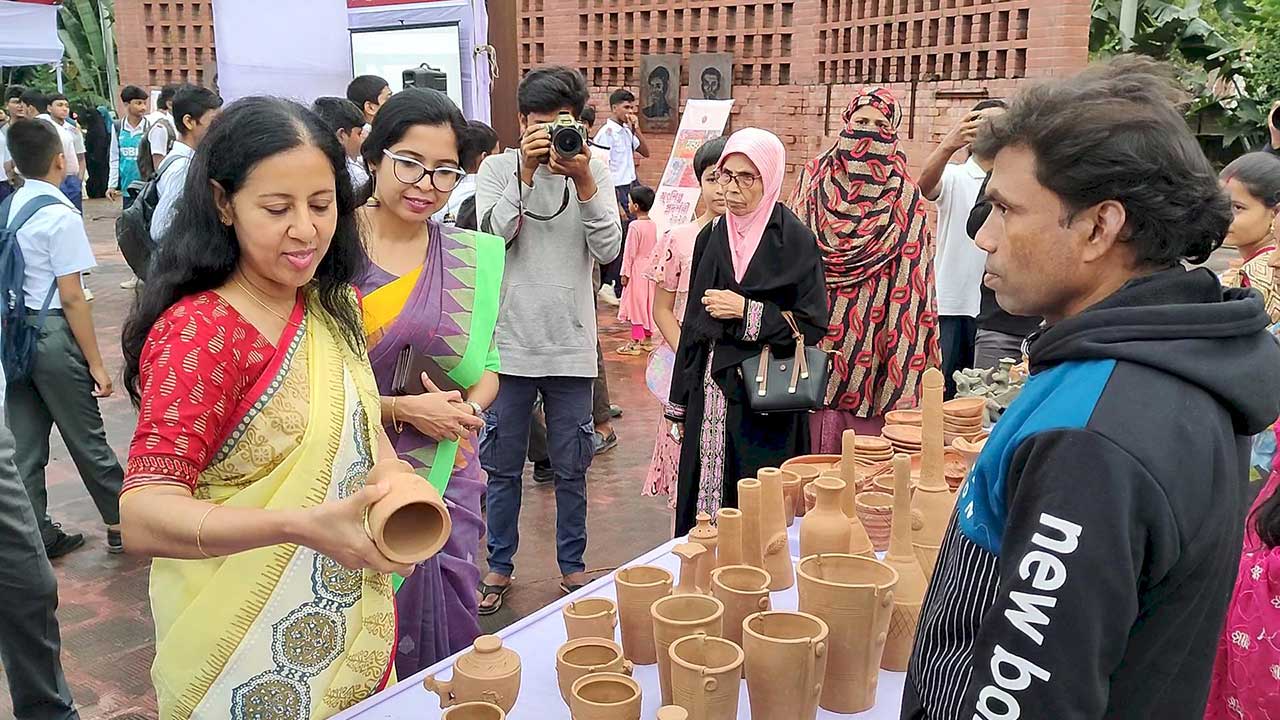 মাটির গন্ধ আর পিঠার সুবাসে জমে উঠল ‘মৃৎশিল্প ও পিঠা মেলা’