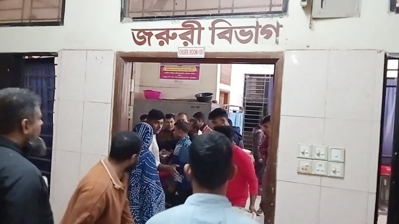 সড়ক দুর্ঘটনায় পানি সম্পদ মন্ত্রণালয়ের সচিবসহ আহত ৯