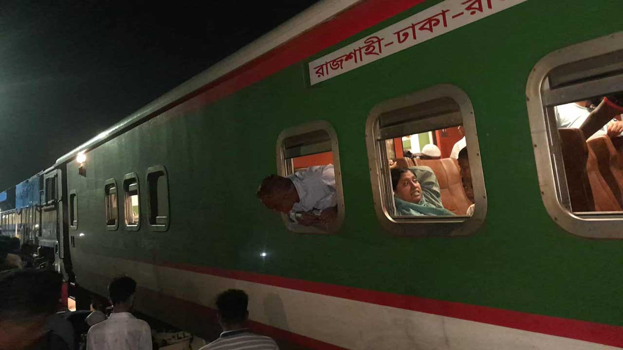 ৭ ঘণ্টা পর রাজশাহীর সঙ্গে সারাদেশের ট্রেন চলাচল স্বাভাবিক