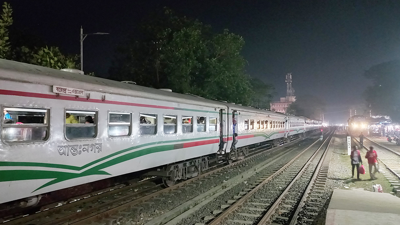 জয়পুরহাটে বরেন্দ্র এক্সপ্রেসের ইঞ্জিন বিকল, তিন ঘণ্টা দেরিতে যাত্রা
