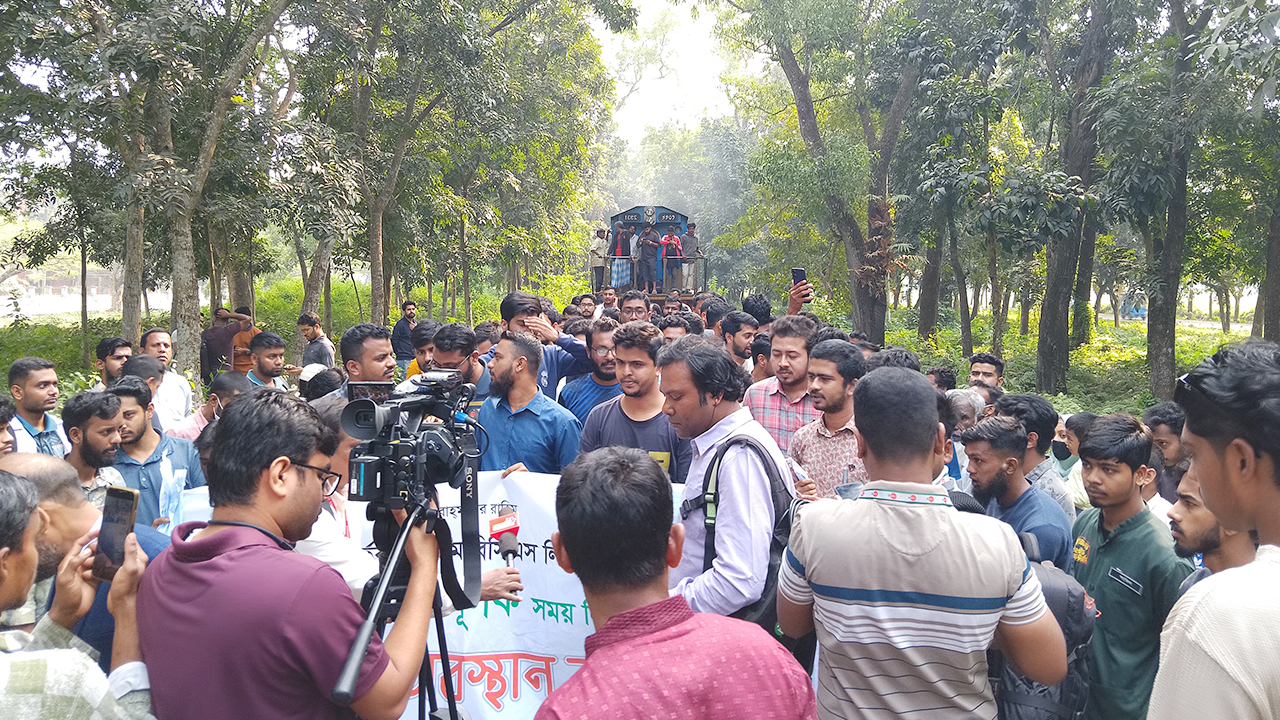 বাকৃবির শিক্ষার্থীদের অবরোধে ৬ ঘণ্টা ট্রেন চলাচল বন্ধ